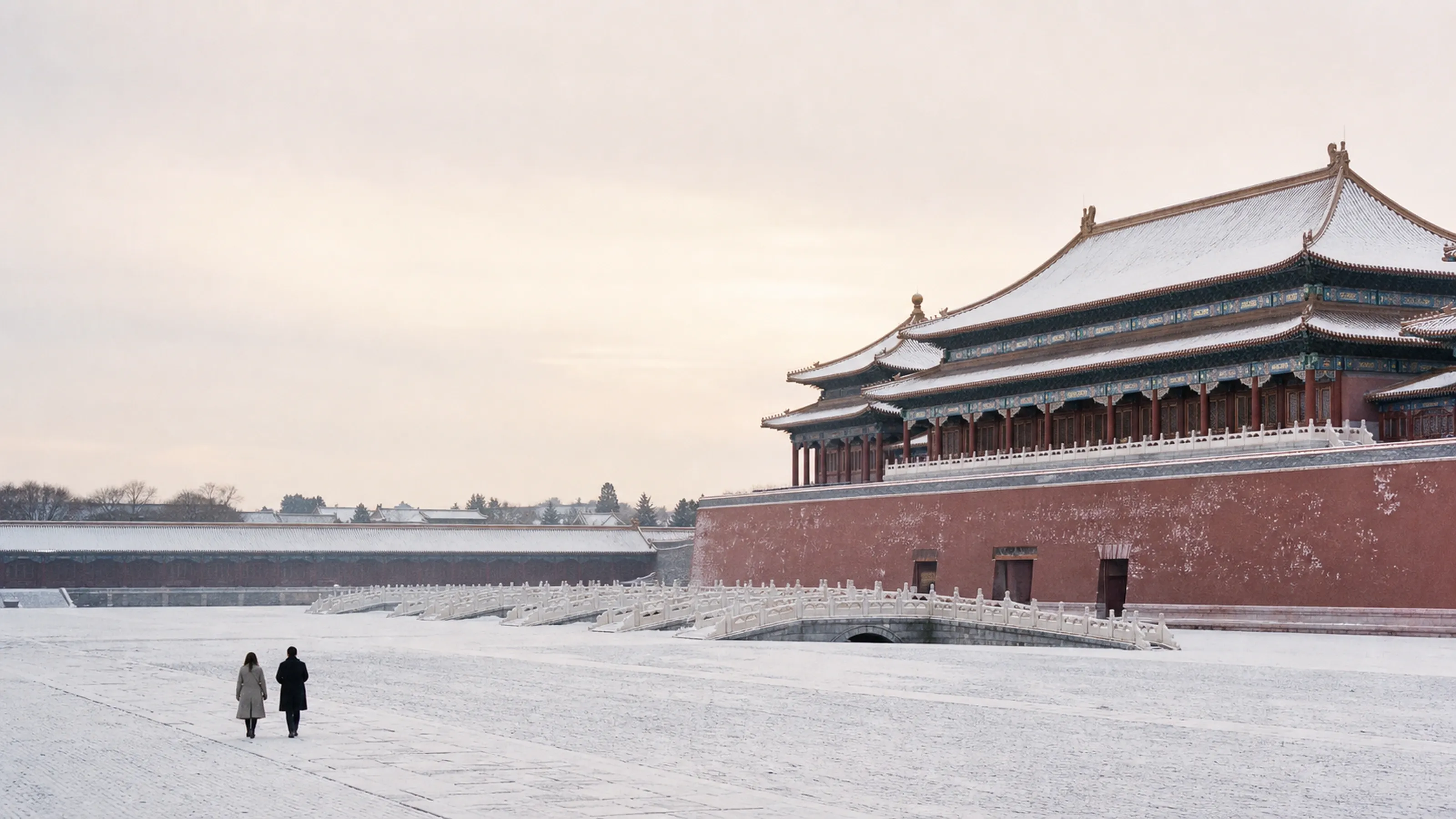 一场夜雪之后的故宫——空无一人的院子里,只有一对旅人在走