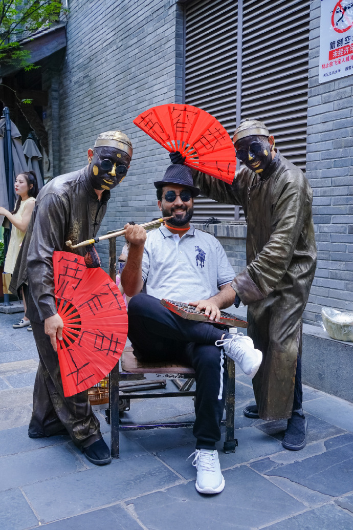 Guest with living statues at Kuanzhai Alley, Chengdu